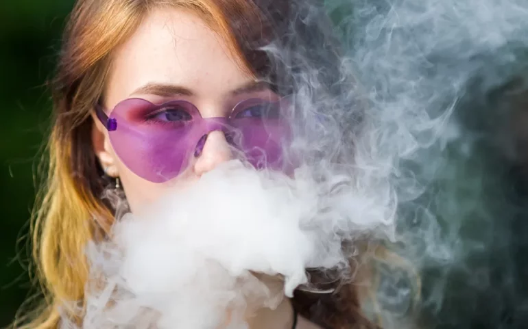 Teens still seeing illegal vape adverts, and buying online